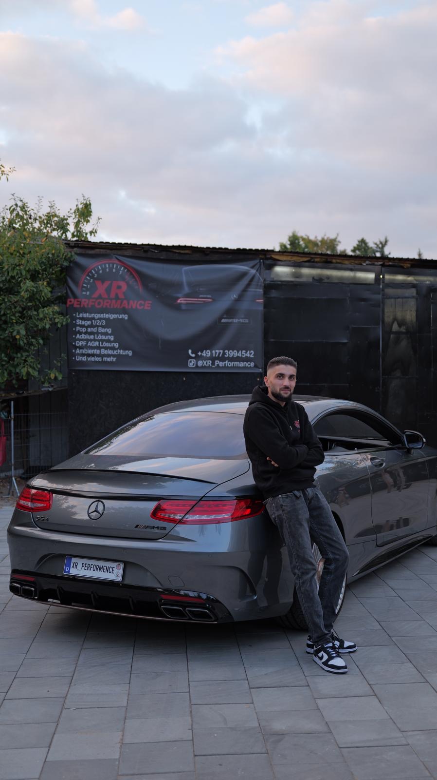 Erduan Bejzak von XR Performance am Mercedes S63 AMG Coupé vor der Werkstatt in Recklinghausen